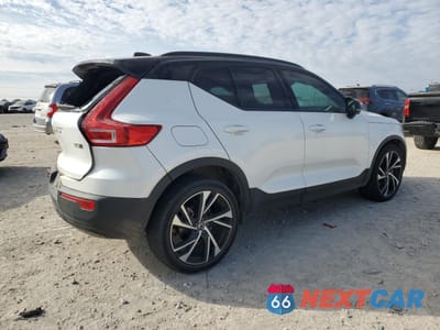 Trzecie zdjęcie samochodu z tyłu: 2022 VOLVO XC40 T5 R-DESIGN VIN:YV4162UM0N2693446 - miniatura