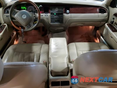 Zdjęcie 8 z 12 samochodu: 2003 LINCOLN TOWN CAR SIGNATURE VIN:1LNHM82WX3Y687013 - miniatura