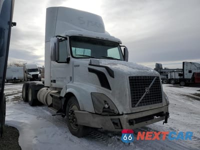 2015 VOLVO VN VNL 4V4NC9EH1FN921059 - główne zdjęcie licytacji z USA - miniatura