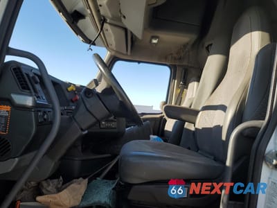 Piąte zdjęcie samochodu w środku: 2023 VOLVO VN VNL VIN:4V4NC9EH1PN613648 - miniatura