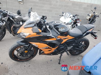 Trzecie zdjęcie samochodu z tyłu: 2019 KAWASAKI EX650 F VIN:JKAEXEK15KDA34030 - miniatura