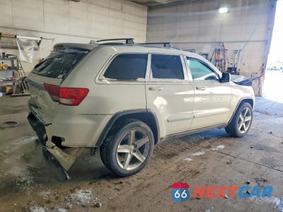 Trzecie zdjęcie samochodu z tyłu: 2013 JEEP GRAND CHEROKEE LAREDO VIN:1C4RJFAG7DC630198 - miniatura