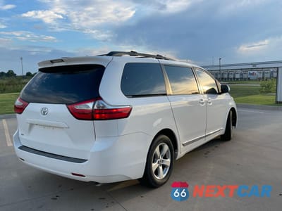 Czwarte zdjęcie samochodu z boku: 2015 TOYOTA SIENNA LE VIN:5TDKK3DC3FS547083 - miniatura