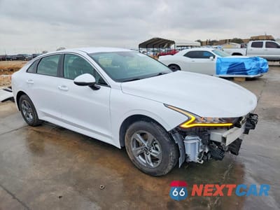 Czwarte zdjęcie samochodu z boku: 2023 KIA K5 LXS VIN:5XXG14J28PG213046 - miniatura