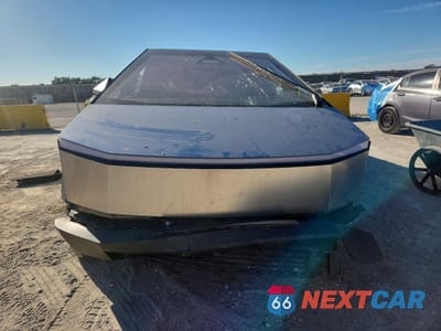 Piąte zdjęcie samochodu w środku: 2025 TESLA CYBERTRUCK VIN:7G2CEHEE5SA059884 - miniatura