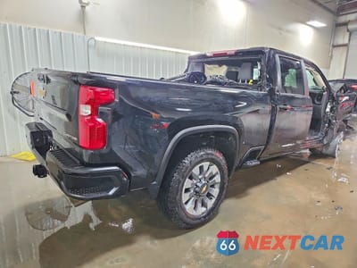 Trzecie zdjęcie samochodu z tyłu: 2026 CHEVROLET SILVERADO K2500 CUSTOM VIN:2GC4KME70T1148067 - miniatura