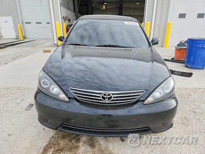 Piąte zdjęcie samochodu w środku: 2005 TOYOTA CAMRY LE VIN:4T1BE32K75U036676 - miniatura