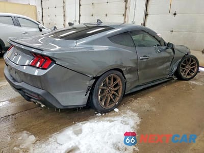 Trzecie zdjęcie samochodu z tyłu: 2025 FORD MUSTANG VIN:1FA6P8TH7S5110528 - miniatura