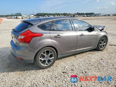 Trzecie zdjęcie samochodu z tyłu: 2014 FORD FOCUS SE VIN:1FADP3K28EL381105 - miniatura