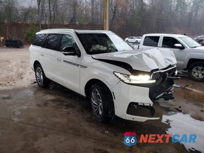 Czwarte zdjęcie samochodu z boku: 2025 LINCOLN NAVIGATOR RESERVE VIN:5LMJJ2LG1SEL13191 - miniatura