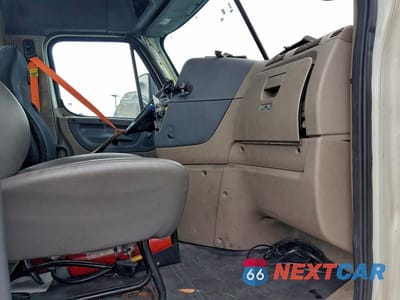 Piąte zdjęcie samochodu w środku: 2017 FREIGHTLINER CASCADIA 113 SEMI TRUCK VIN:3AKBGADV5HSJD0486 - miniatura