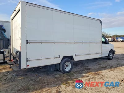 Trzecie zdjęcie samochodu z tyłu: 2022 GMC SAVANA CUT - Box Truck VIN:7GZ37TC75NN010524 - miniatura