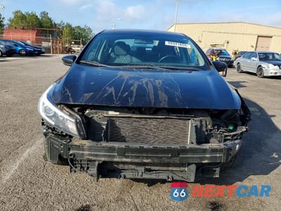 Piąte zdjęcie samochodu w środku: 2018 KIA FORTE LX VIN:3KPFK4A72JE204119 - miniatura