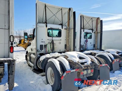 Trzecie zdjęcie samochodu z tyłu: 2018 KENWORTH T680 SEMI TRUCK VIN:1XKYA48X8JJ204375 - miniatura