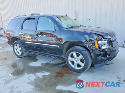 Czwarte zdjęcie samochodu z boku: 2013 CHEVROLET TAHOE K1500 LTZ VIN:1GNSKCE0XDR110527 - miniatura