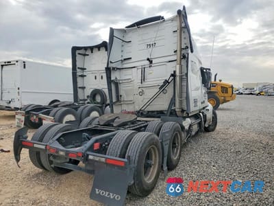 Czwarte zdjęcie samochodu z boku: 2021 VOLVO VNL SEMI TRUCK VIN:4V4NC9EH4MN287517 - miniatura