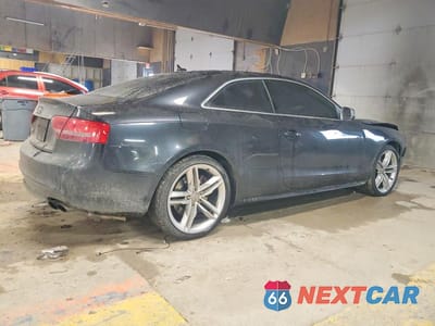 Trzecie zdjęcie samochodu z tyłu: 2011 AUDI S5 PREMIUM PLUS VIN:WAUGVAFR1BA000918 - miniatura