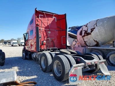 Trzecie zdjęcie samochodu z tyłu: 2021 VOLVO VN VNL - SEMI TRUCK VIN:4V4NC9EHXMN221277 - miniatura