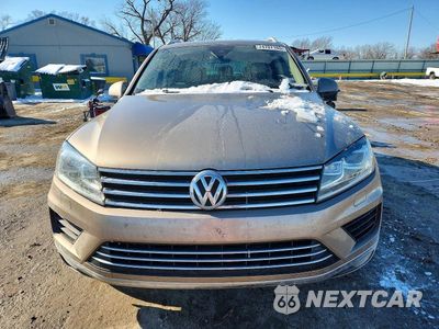 Piąte zdjęcie samochodu w środku: 2016 VOLKSWAGEN TOUAREG SPORT VIN:WVGEF9BP9GD012536 - miniatura