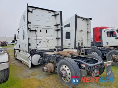 Trzecie zdjęcie samochodu z tyłu: 2020 FREIGHTLINER CASCADIA 126 SEMI TRUCK VIN:3AKJHHDR1LSLL9001 - miniatura