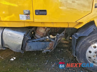 Zdjęcie 9 z 10 samochodu: 2013 VOLVO VNL SEMI TRUCK VIN:4V4NC9EJ6DN566082 - miniatura