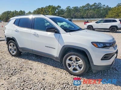 Czwarte zdjęcie samochodu z boku: 2023 JEEP COMPASS LATITUDE VIN:3C4NJDBN6PT553056 - miniatura