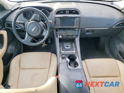 Zdjęcie 8 z 12 samochodu: 2017 JAGUAR F-PACE PREMIUM VIN:SADCJ2BV9HA493007 - miniatura