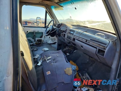 Piąte zdjęcie samochodu w środku: 1997 FORD F350 SUPER DUTY FLATBED TRUCK VIN:3FEKF37F1VMA64451 - miniatura