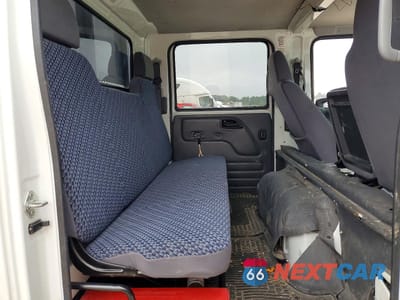 Zdjęcie 10 z 13 samochodu: 2024 ISUZU NPR HD CREW CAB FLATBED TRUCK VIN:54DC4J1D9RS212689 - miniatura