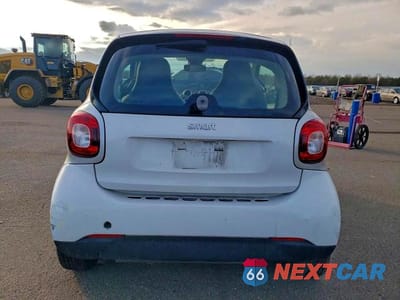 Zdjęcie 6 z 12 samochodu: 2016 SMART FORTWO VIN:WMEFJ5DA4GK082192 - miniatura