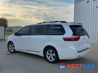 Trzecie zdjęcie samochodu z tyłu: 2015 TOYOTA SIENNA LE VIN:5TDKK3DC3FS547083 - miniatura