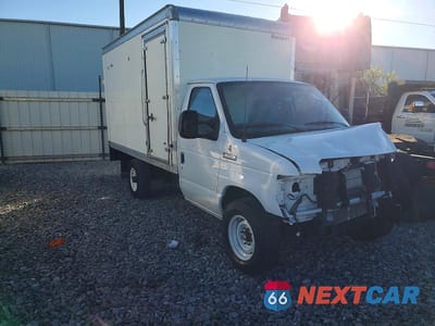 Czwarte zdjęcie samochodu z boku: 2023 FORD ECONOLINE E-350 BOX TRUCK *** PRIOR FLEET *** VIN:1FDWE3FK4PDD25724 - miniatura