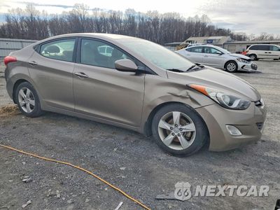 Czwarte zdjęcie samochodu z boku: 2013 HYUNDAI ELANTRA GLS VIN:5NPDH4AE4DH417142 - miniatura