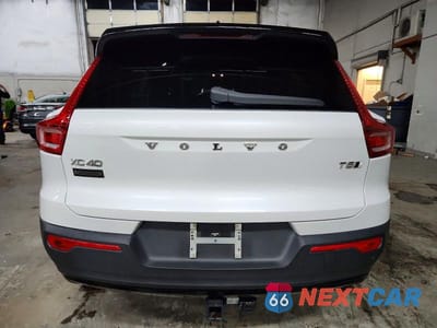 Zdjęcie 6 z 12 samochodu: 2022 VOLVO XC40 T5 R-DESIGN VIN:YV4162UMXN2668070 - miniatura