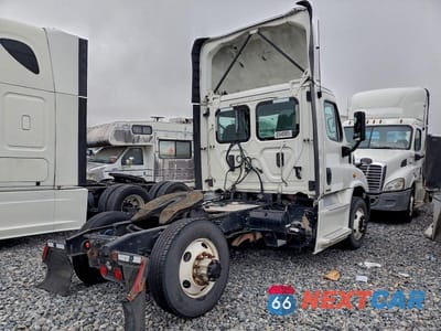 Czwarte zdjęcie samochodu z boku: 2017 FREIGHTLINER CASCADIA 113 SEMI TRUCK VIN:3AKBGADV5HSJD0486 - miniatura