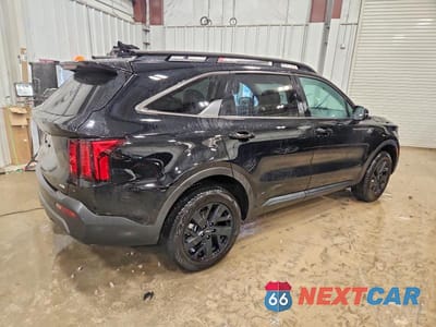 Trzecie zdjęcie samochodu z tyłu: 2023 KIA SORENTO X-LINE S VIN:5XYRLDLC5PG170306 - miniatura
