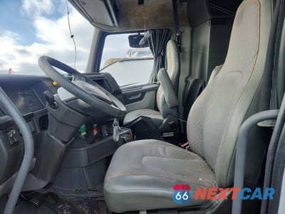 Piąte zdjęcie samochodu w środku: 2024 VOLVO VNL SEMI TRUCK VIN:4V4NC9EJ3RN637827 - miniatura