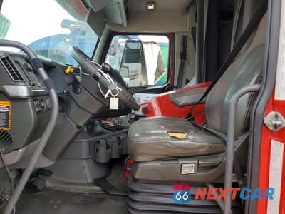 Piąte zdjęcie samochodu w środku: 2021 VOLVO VN VNL - SEMI TRUCK VIN:4V4NC9EHXMN221277 - miniatura