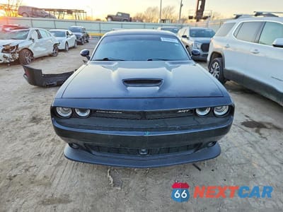 Piąte zdjęcie samochodu w środku: 2016 DODGE CHALLENGER SRT 392 VIN:2C3CDZDJ2GH191603 - miniatura