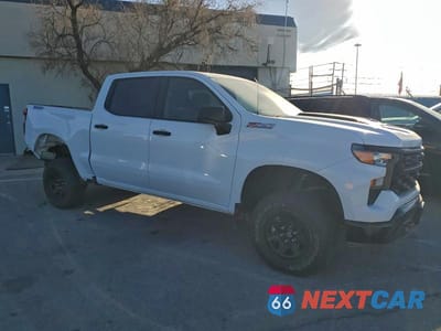 Czwarte zdjęcie samochodu z boku: 2025 CHEVROLET SILVERADO K1500 TRAIL BOSS CUSTOM VIN:3GCUKCED4SG361576 - miniatura