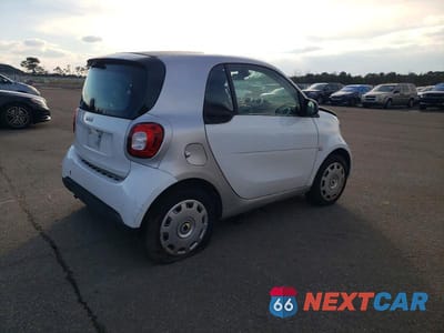 Trzecie zdjęcie samochodu z tyłu: 2016 SMART FORTWO VIN:WMEFJ5DA4GK082192 - miniatura