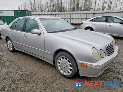 Czwarte zdjęcie samochodu z boku: 2000 MERCEDES-BENZ E 320 VIN:WDBJF65J3YB030230 - miniatura