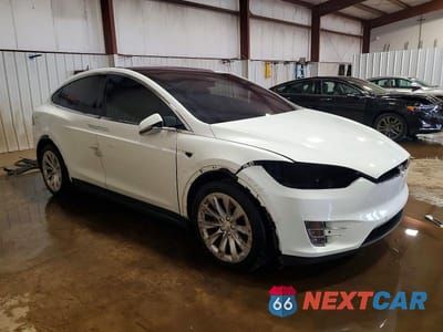 Czwarte zdjęcie samochodu z boku: 2018 TESLA MODEL X VIN:5YJXCAE29JF117455 - miniatura