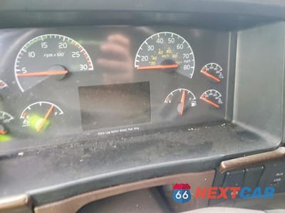 Zdjęcie 8 z 10 samochodu: 2015 VOLVO VNL SEMI TRUCK VIN:4V4NC9EH7FN139008 - miniatura
