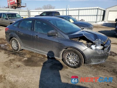 Czwarte zdjęcie samochodu z boku: 2017 FORD FOCUS S VIN:1FADP3E25HL337563 - miniatura