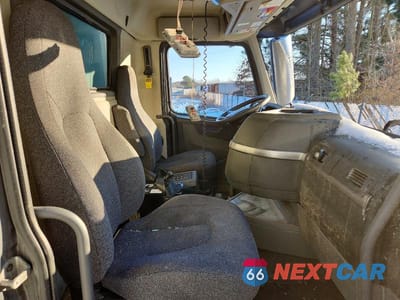 Piąte zdjęcie samochodu w środku: 2022 VOLVO VHD DUMP TRUCK VIN:4V5KC9EH0NN601762 - miniatura
