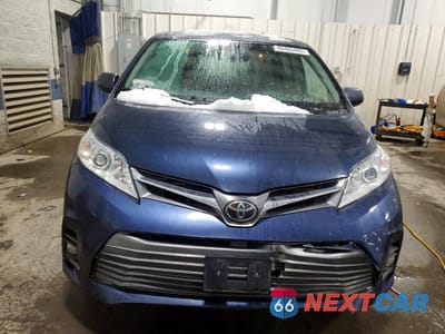 Piąte zdjęcie samochodu w środku: 2018 TOYOTA SIENNA XLE VIN:5TDDZ3DCXJS207443 - miniatura