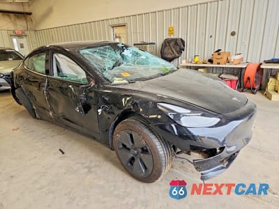 Czwarte zdjęcie samochodu z boku: 2023 TESLA MODEL 3 VIN:5YJ3E1EA4PF702811 - miniatura