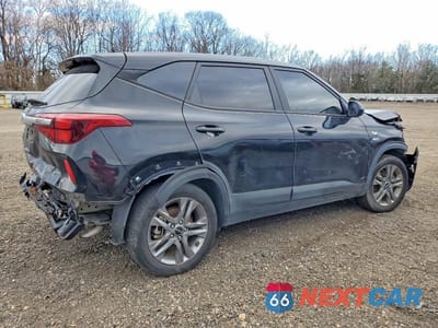 Trzecie zdjęcie samochodu z tyłu: 2023 KIA SELTOS LX VIN:KNDEPCAA2P7358924 - miniatura