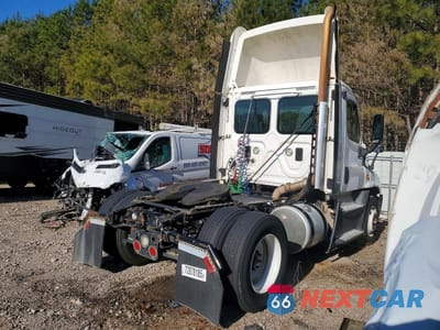Czwarte zdjęcie samochodu z boku: 2016 FREIGHTLINER CASCADIA 125 SEMI TRUCK VIN:1FUBGEDV3GLHC5650 - miniatura